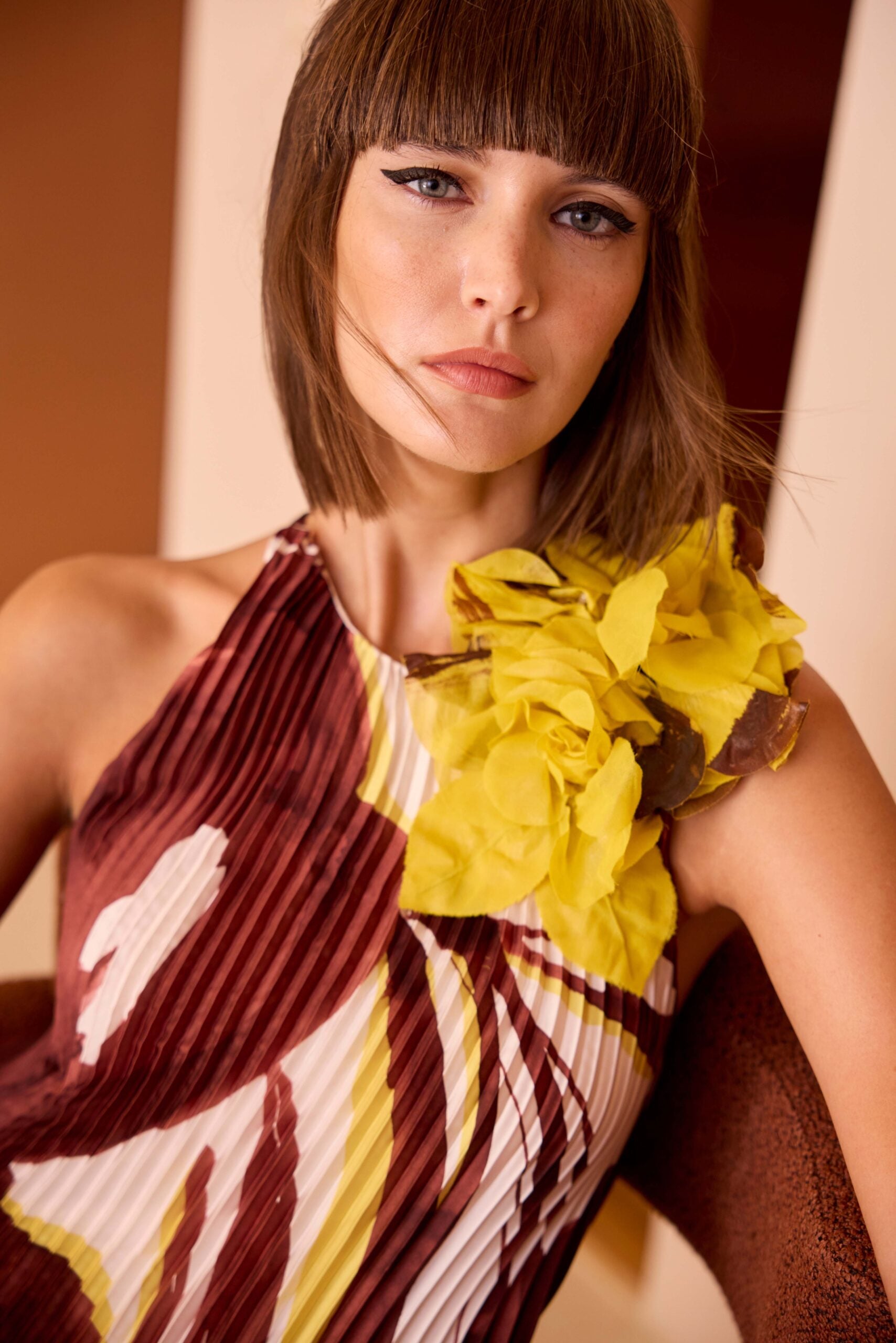 Carla Ruiz Abito plissè con scollo all'americana mod 52568  PE26 Carla Ruiz