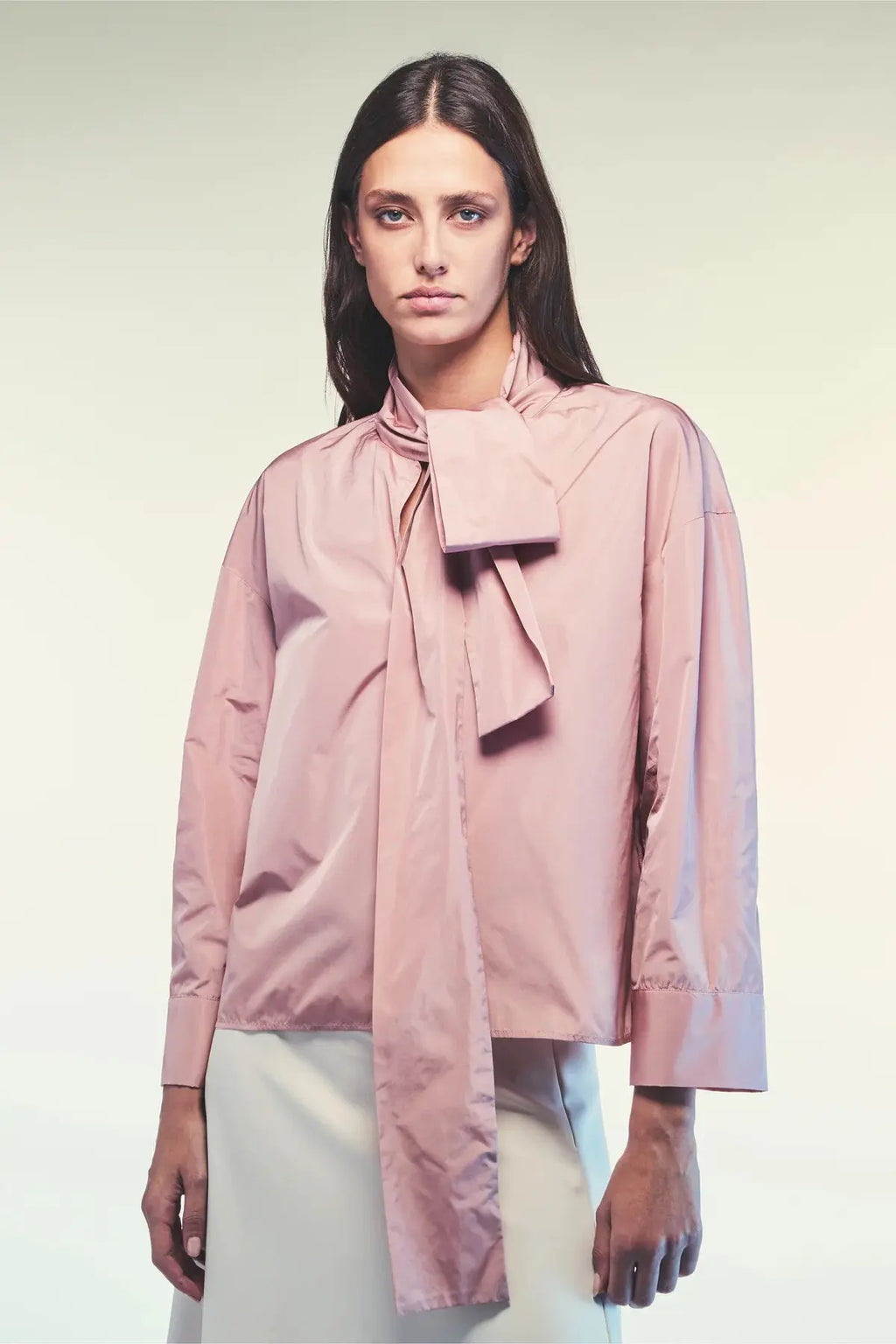 Liviana Conti  Camicia in taffetà con collo sciarpa mod F5WY13 AI25 Liviana Conti