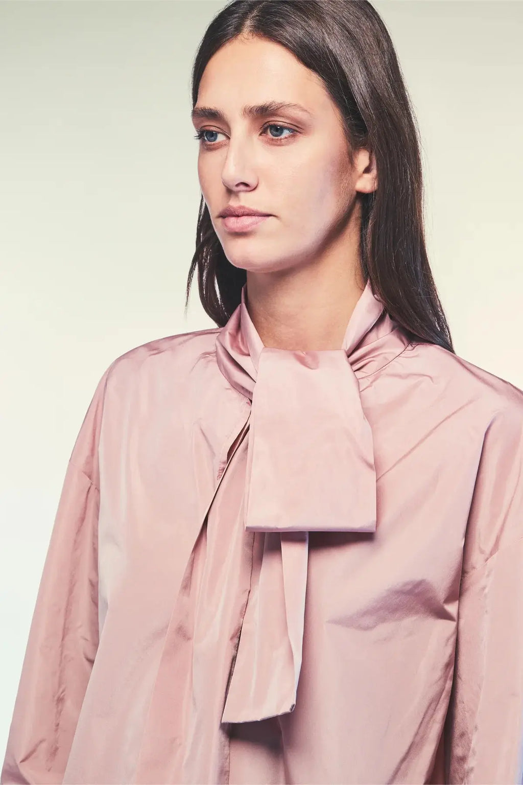 Liviana Conti  Camicia in taffetà con collo sciarpa mod F5WY13 AI25 Liviana Conti