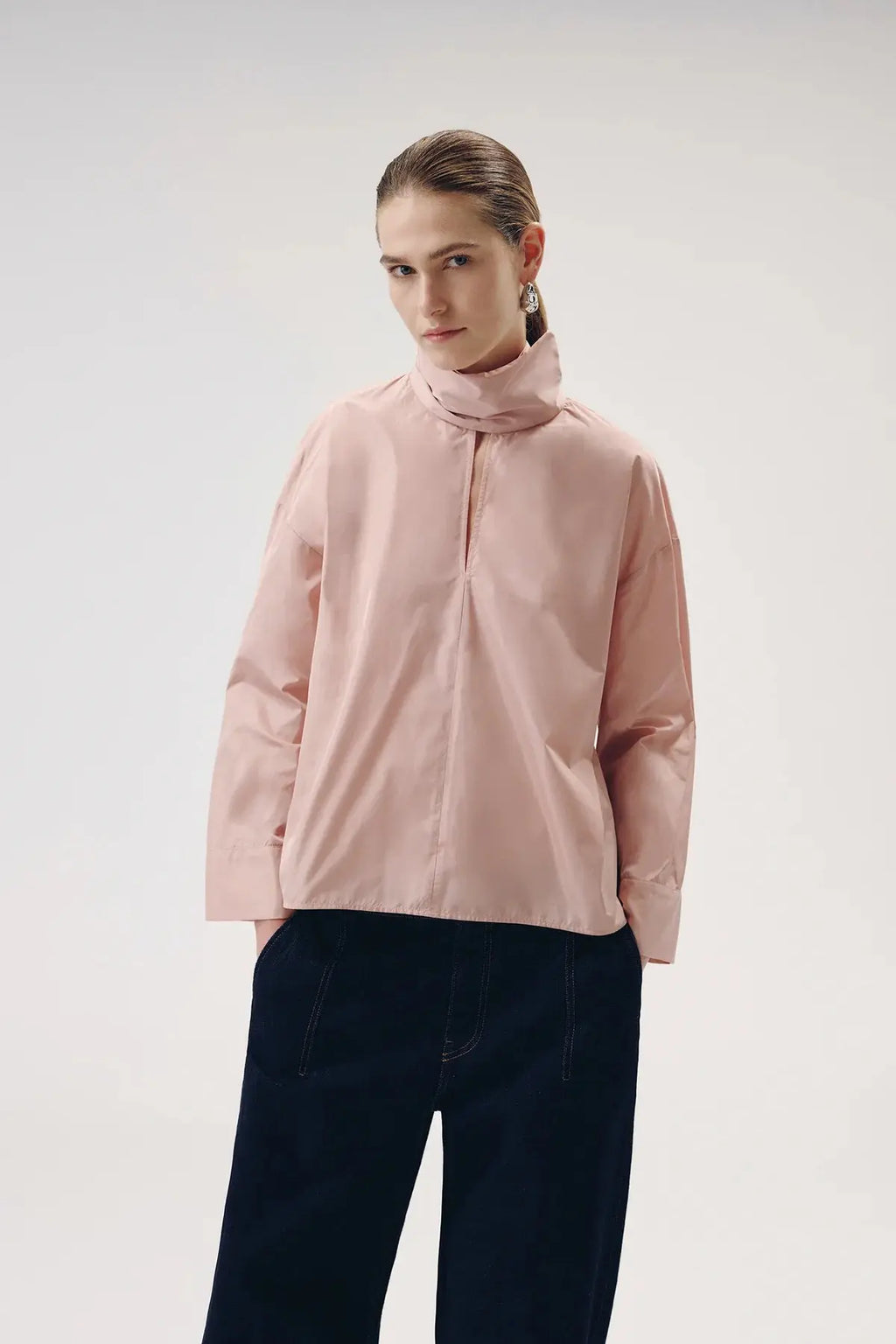 Liviana Conti  Camicia in taffetà con collo sciarpa mod F5WY13 AI25 Liviana Conti