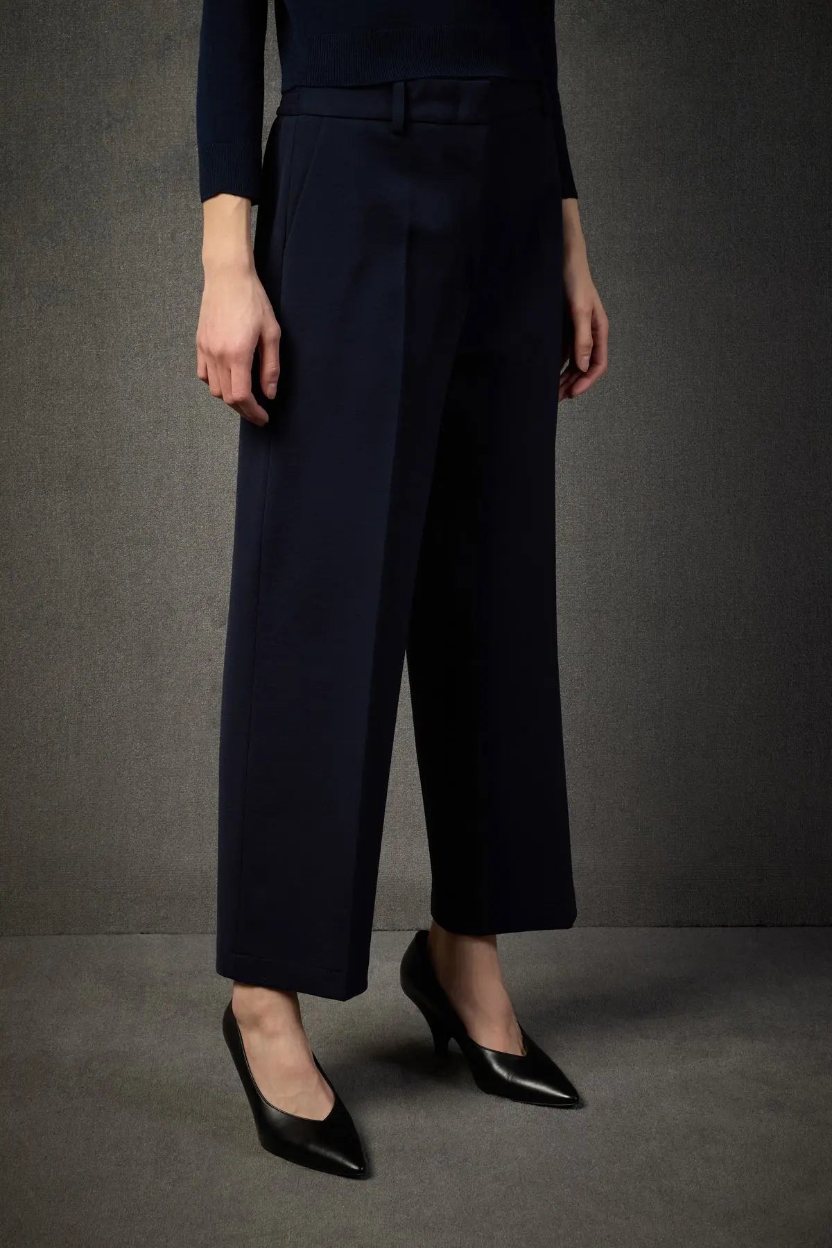 Liviana Conti Pantalone Danny cropped in punto Milano mod. F5WI49 AI25 Liviana Conti