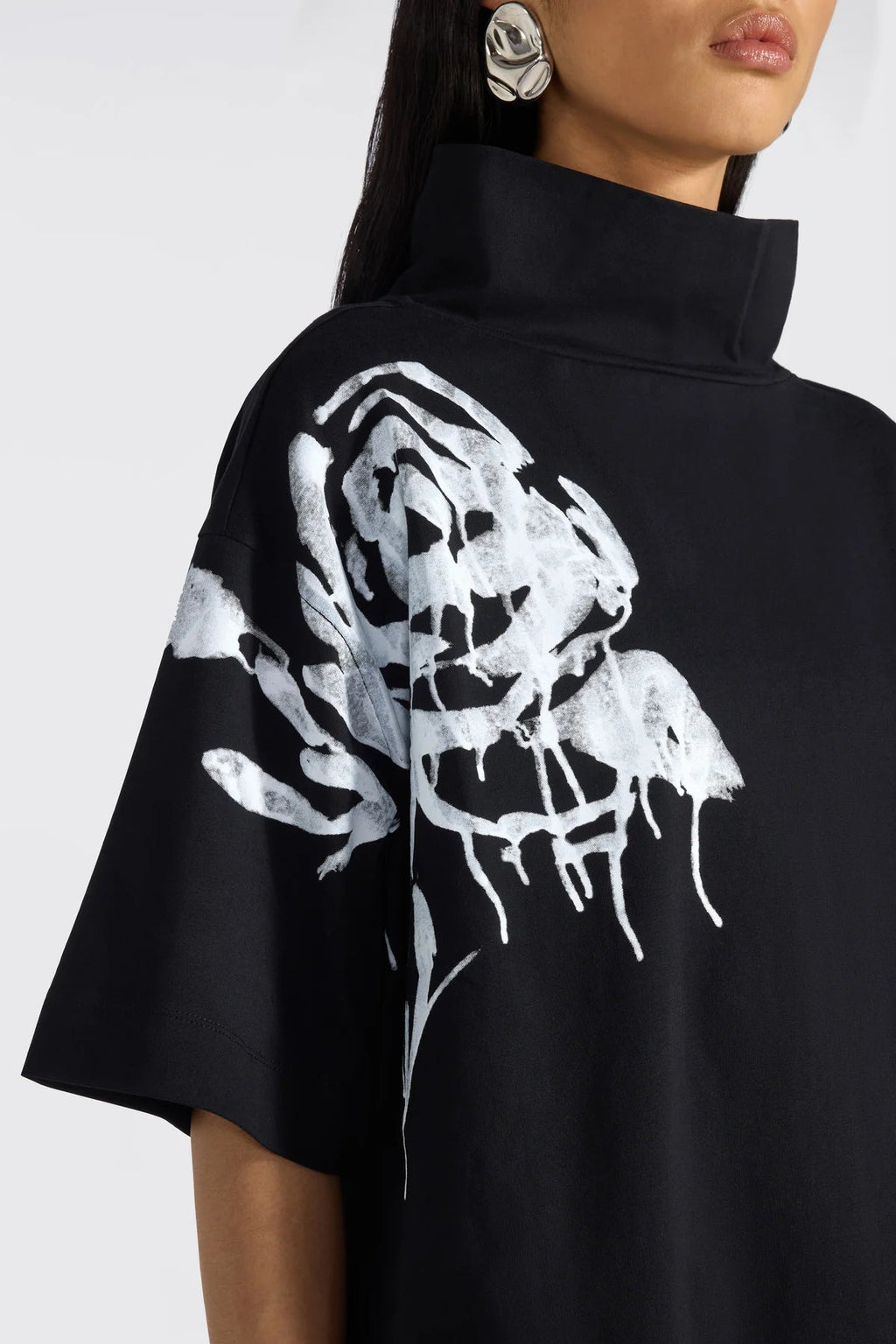 Liviana Conti T-shirt con applicazione fiore effetto stencil Kenna mod F6SW66 PE26 Liviana Conti