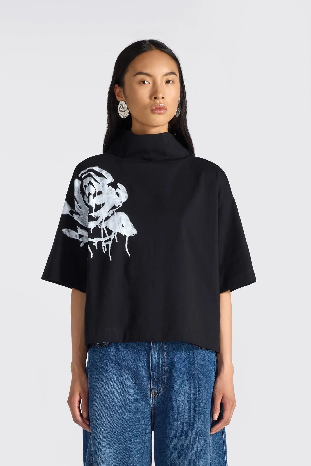 Liviana Conti T-shirt con applicazione fiore effetto stencil Kenna mod F6SW66 PE26 Liviana Conti